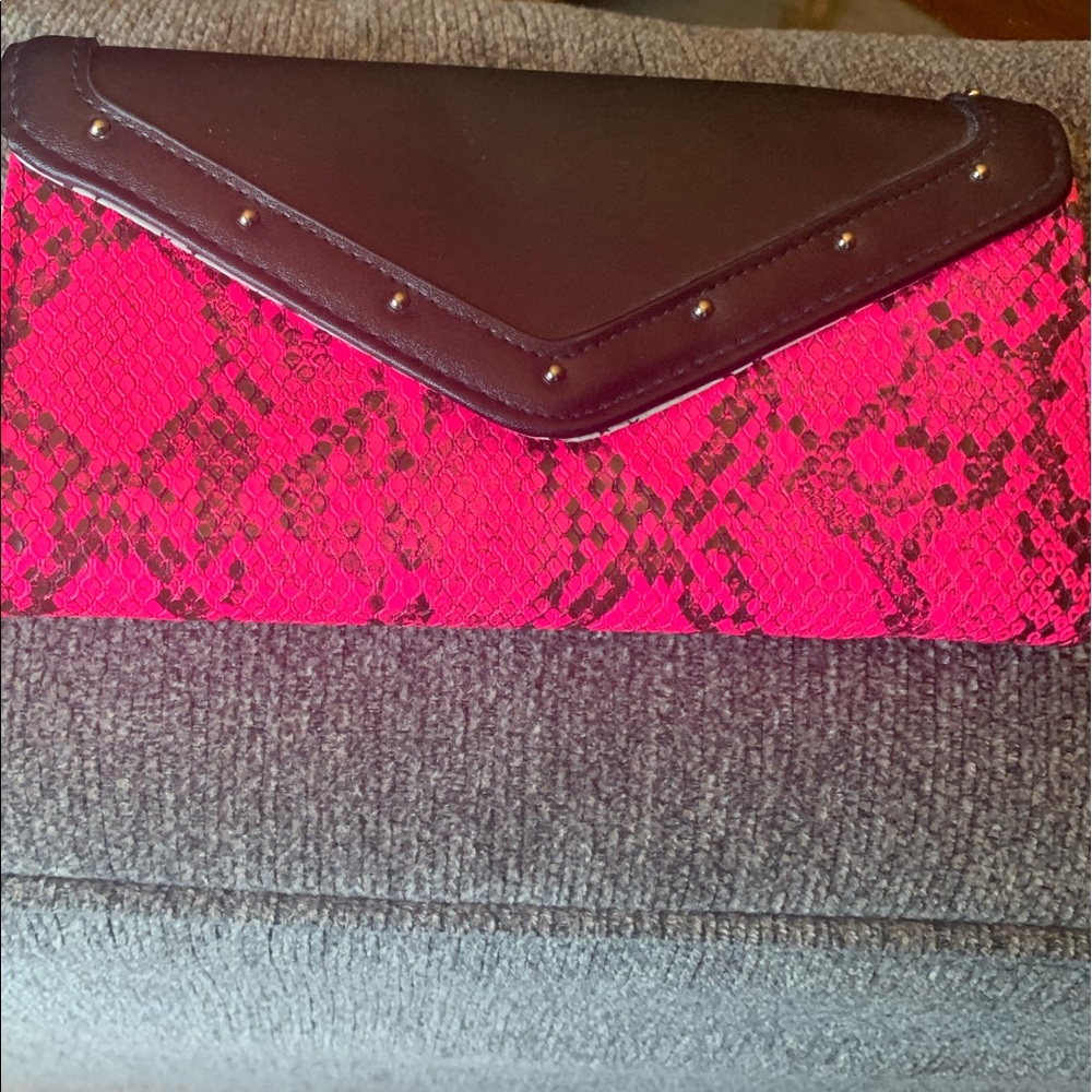 Wristlet never used,slots for your cards/phone! Not my jam,hopefully yours 🥳